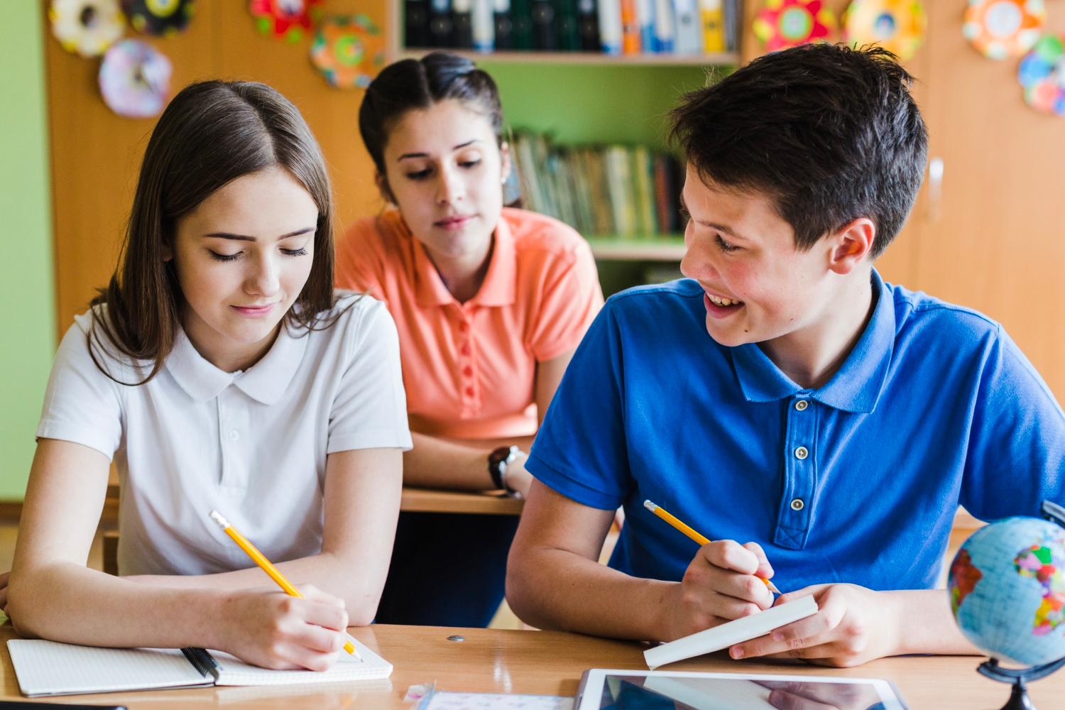 Estudiantes aprendiendo